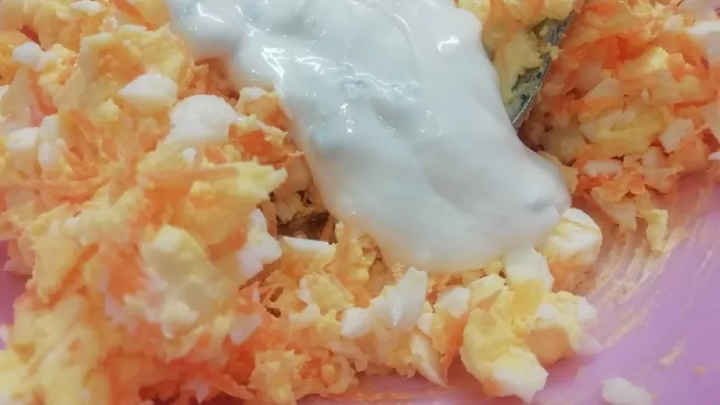 4. Maslo vymiešame spolu s nastrúhanou mrkvou a pretlačenými vajcami. Na zjemnenie pridáme tatársku omáčku či biely jogurt.