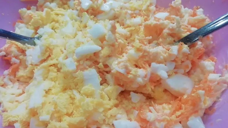 5. Všetko spolu dobre premiešame. Do nátierky môžeme pridať obľúbené čerstvé bylinky, ktoré dodajú nádhernú farbu, vitamín C.