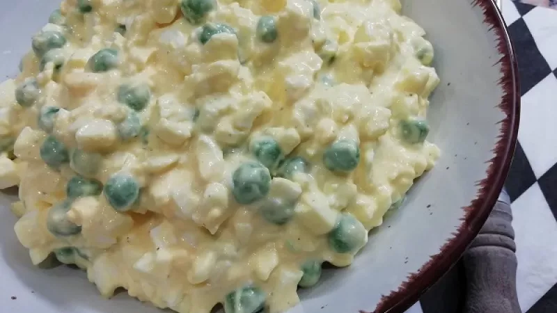 Tip Dobrej kuchyne: Vajíčkový šalát so zeleným hráškom môžeme podávať aj hneď. Keď ho však necháme v chlade odležať aspoň 30 minút, vajíčkový šalát bude omnoho lahodnejší. 
Dobrú vajíčkovú chuť.