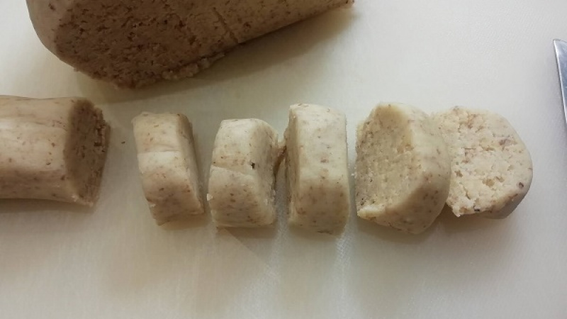 2. Tak z cesta krájame, odoberáme rovnaké kúsky cesta, ktoré budeme šúľkať do tvaru rožka.