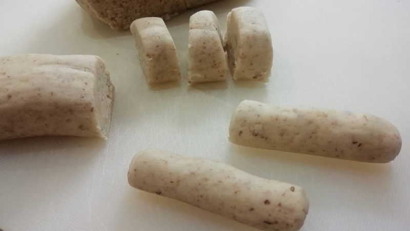 3. Kúsok cesta pošúľame a tvarujeme rožtek. Urobte si rožteky menšie, pretože ešte narastú.