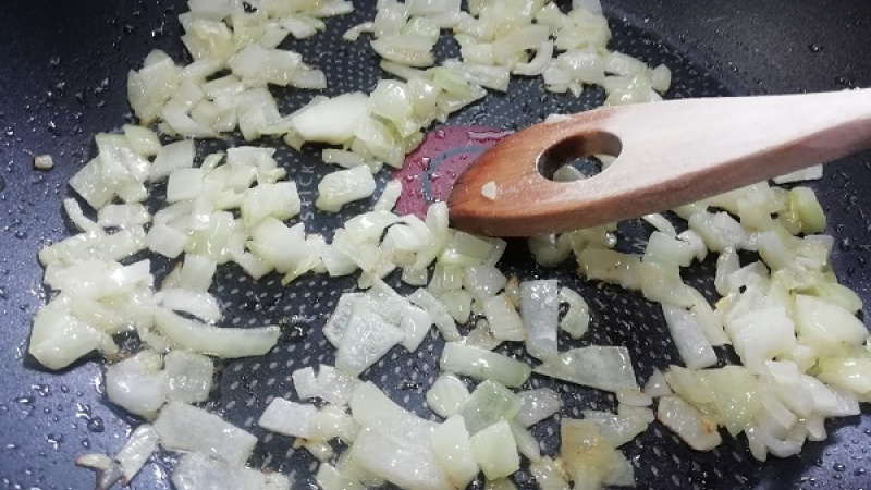 2. Cibuľu očistíme a nakrájame nadrobno. Na masle alebo olivovom oleji orestujeme cibuľu do sklovita. Cibuľa dodá cukete chuť.