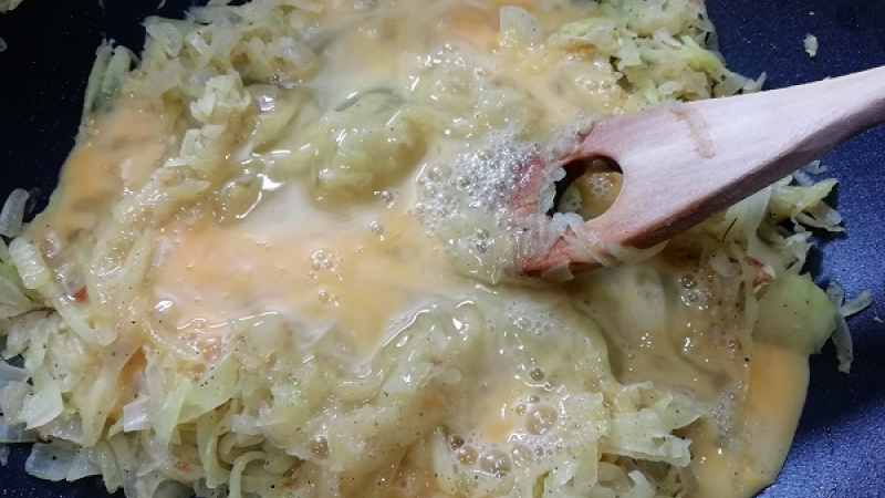 5. K zmäknutej cukete (restovanie trvá iba zopár minút, stačí ak bude polomäkká) pridáme rozšľahané vajcia a necháme ich zraziť.