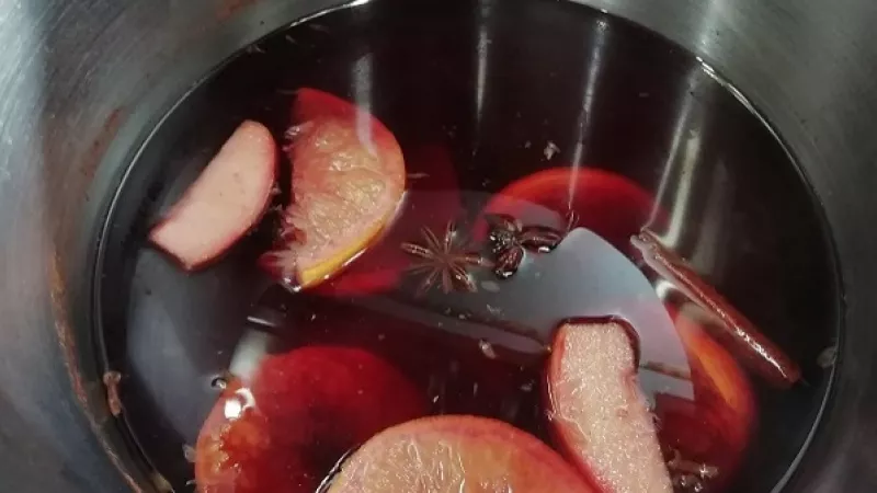 2. Pridáme šťavu z jedného pomaranča a jednej mandarínky, celú škoricu, mletú škoricu, klinčeky, badián, vanilínový cukor a cukor trstinový. Ak zvolíme med, pridáme ho až po uvarení punču. 