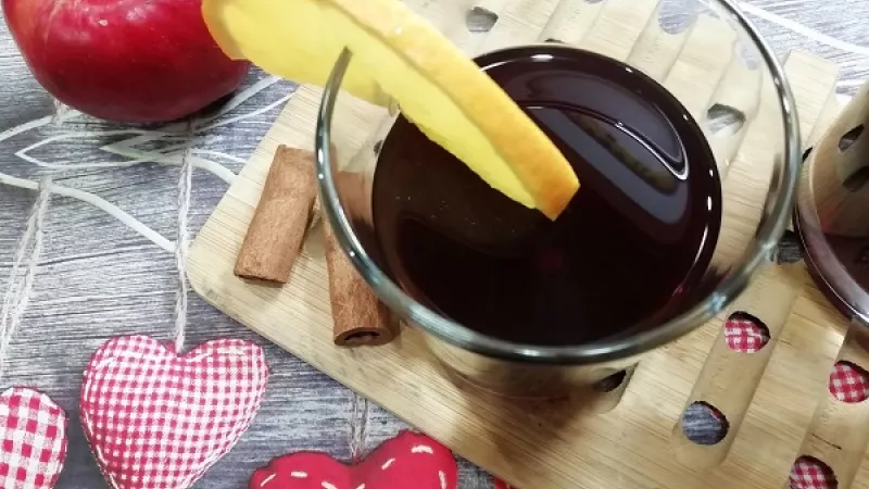 3. Do punču môžeme pridať aj umyté, nakrájané ovocie (pomaranč, mandarínka, jablko bez jadierok). Môžeme zvoliť aj iné obľúbené bobuľovité ovocie, ako červené či čierne ríbezle, čučoriedky.