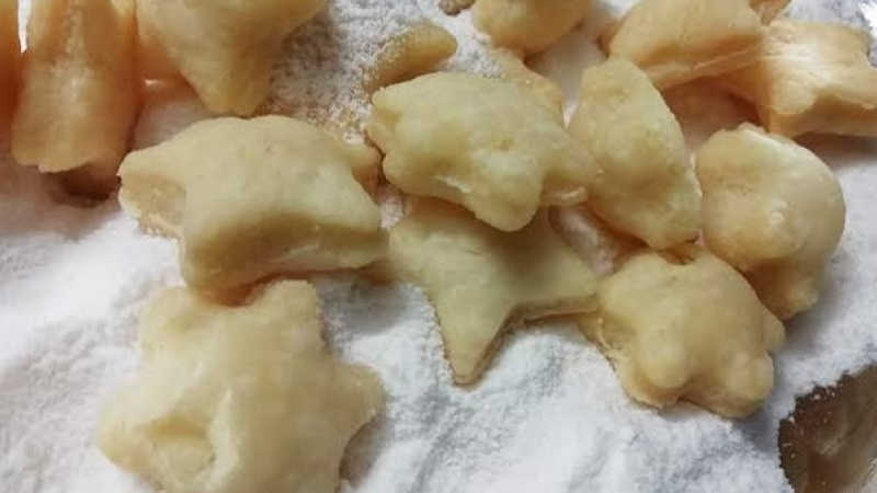 4. Ešte teplé vínové koláčiky obaľujeme v zmesi cukru (vanilkového a práškového, prípadne pomletého trstinového). Pri slanej verzii cukor vynecháme, pečivo neobaľujeme. Bez cukru je vhodné aj pre diabetikov.