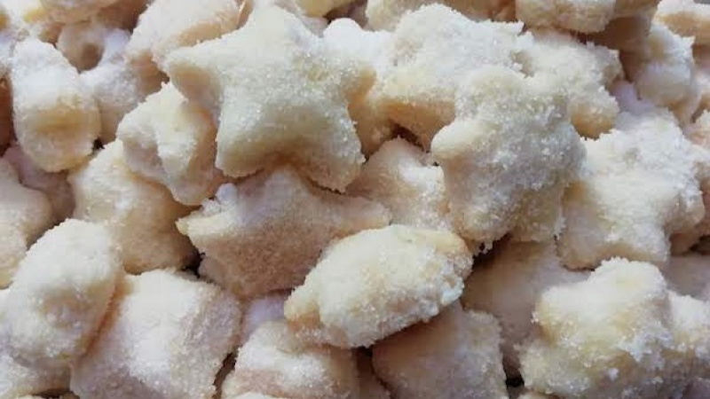 4. Vínové koláčiky sú veľmi chutné aj sladké, ale aj slané. Koláčiky skladujeme uzavreté v dóze. Vydržia naozaj veľmi dlho, môžete si ich upiecť už teraz, v predstihu. Prípravu zvládne aj každý začiatočník, vyskúšajte.