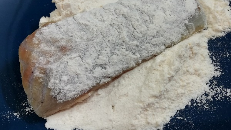 2. Pripravíme si tri hlbšie misky. Do jednej dáme múku, v druhej si rozšľaháme vajcia, do tretej pridáme strúhanku. Začíname obaľovať najskôr v múke.