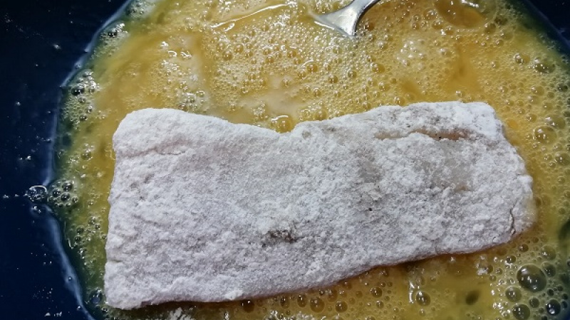 3. Potom filety máčame z oboch strán v rozšľahaných vajciach s troškou soli. Je dôležité, aby sme filety dobre obalili aj v múke, ale aj vajci a v strúhanke.