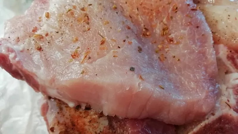 1. Mäso umyjeme, osušíme a nakrájame na plátky cca 1,5 cm hrubé. Môžeme kúpiť už hotové plátky mäsa, zvolíme aj viac kusov, podľa veľkosti.