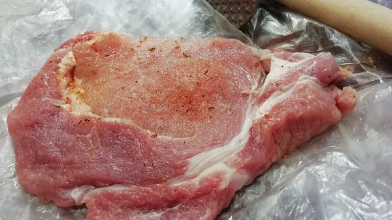 2. Nezabúdame, že mäso krájame vždy proti vláknam. Bravčové plátky okoreníme podľa chuti a jemne rozklepeme z oboch strán, nie však priveľmi.