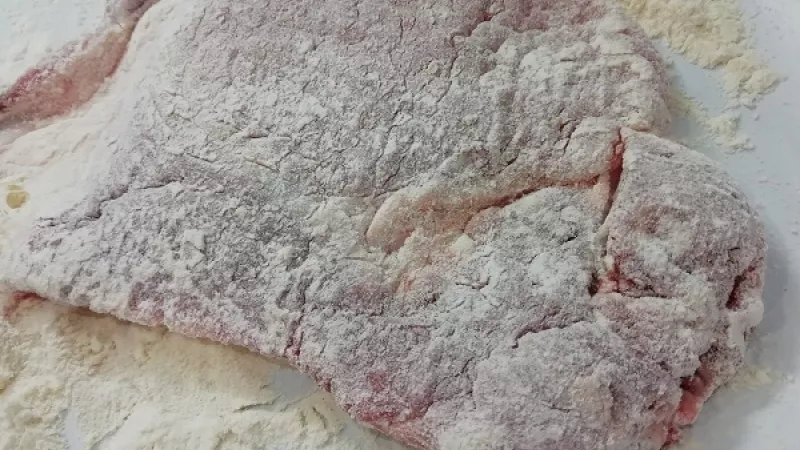 3. Pripravíme si tri hlbšie misky. Do jednej dáme múku, v druhej si rozšľaháme vajcia, do tretej pridáme strúhanku. Začíname obaľovať najprv v múke.