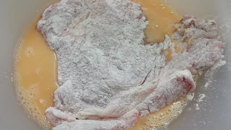 4. Potom plátky máčame v rozšľahaných vajciach s troškou soli z oboch strán. Je dôležité, aby sme rezne dobre obalili aj v múke, aj vajci a v strúhanke.