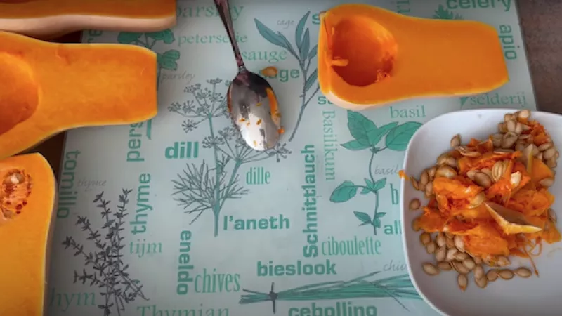 1. Tekvice si očistíme, zbavíme stredky a dôkladne ošúpeme. Na ošúpanie tekvice sa výborne hodí napríklad škrabka na zemiaky.