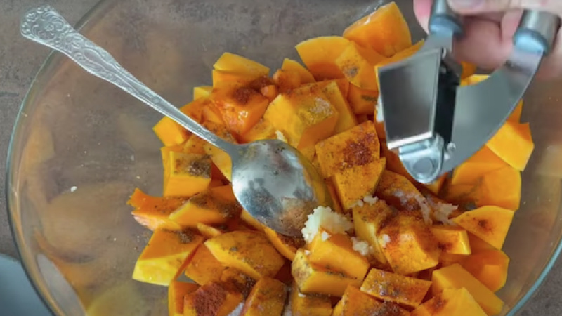 4. Pridáme korenie: soľ, drvená rasca, mletá paprika, kurkuma, sušená zelenina. Pridáme aj 4 strúčiky cesnaku a celú zmes poriadne premiešame.