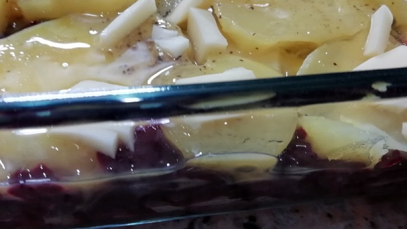 6. Zemiaky s cviklou pečieme pri teplote 200 oC približne 30-40 minút podľa potreby, dozlatista. Hotové zapekané zemiaky s cviklou výborne ladia so zeleninovým šalátom, aj cviklovým. 
