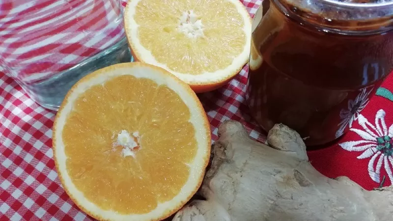 1. Pripravíme si vodku, zázvor, pomaranče, med a väčšiu sklenenú nádobu, napr. 4 l sklo, džbán. Pomaranče umyjeme, z dvoch kusov odstránime kôru a nakrájame na plátky. Jeden pomaranč si odšťavíme.