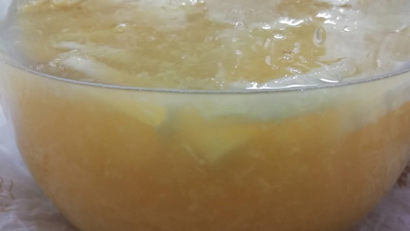 4. Do sklenenej nádoby pridáme zázvor, med, citrón, citrónovú šťavu. Všetko zalejeme vodkou.