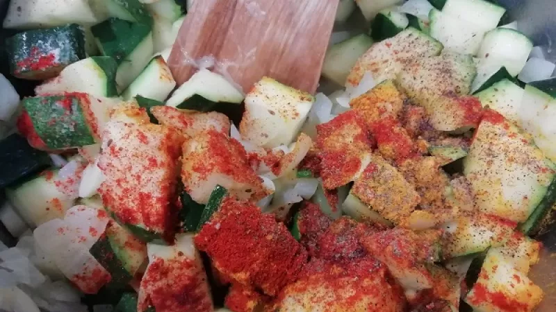 3. Cibuľu s cuketou chvíľu restujeme, približne 5 minút. Pridáme aj korenie podľa chuti (ak máme radi pálivé, aj chilli korenie).