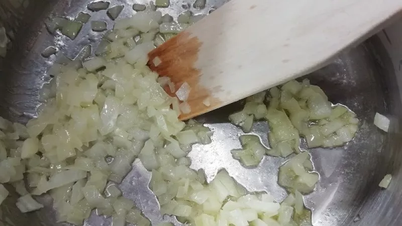 1. Cibuľu očistíme a nakrájame nadrobno. Cesnak ošúpeme. Mrkvu ošúpeme, umyjeme, nakrájame na kocky. Na oleji a masle restujeme cibuľu do sklovita.