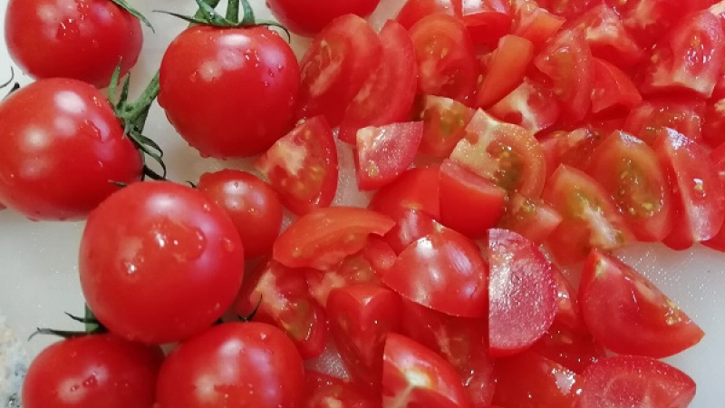 2. Cherry paradajky nakrájame tiež na menšie kúsky. Lečo si môžeme pripraviť aj z klasickým paradajok, je potrebné ich narezať do kríža, vložiť na chvíľu do vriacej vody a ošúpať.