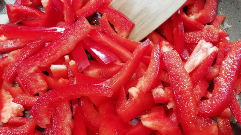 3. Cibuľu očistíme a nakrájame nadrobno. Na kvalitnejšiu panvicu pridáme maslo a pripravenú cibuľu, restujeme do sklovita. Pridáme nakrájanú papriku, trochu cukru, dodá na chuti.
