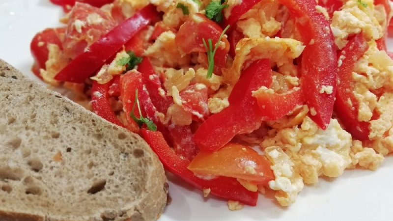 5. Až potom pridáme nakrájané cherry paradajky, prehrejeme. Prilejeme rozšľahané vajcia ochutené soľou a mletým čiernym korením. Vajcia si necháme za stáleho miešania zhustnúť.