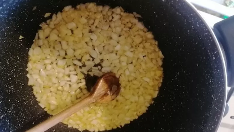 1. Začneme smažením cibule na oleji do zlatista. Počas smaženia sme dali soľ.