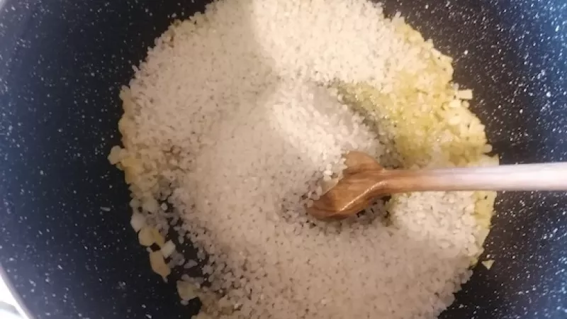 2. Ešte predtým, než by bola hotová, pridáme smažiť aj ryžu.
