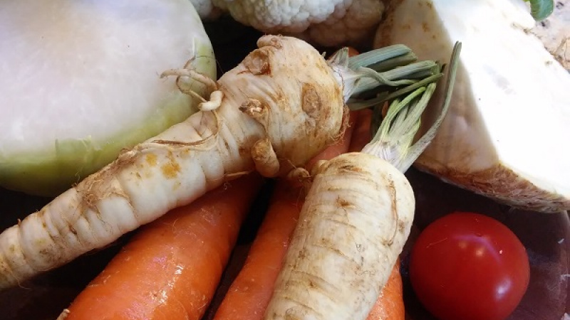 1. Na prípravu nášho zeleninového vývaru zvolíme zeleninu podľa obľuby. Zeleninu očistíme, mrkvu, petržlen, cibuľu rozpolíme, cesnak, zeler, kaleráb pridáme celý. Hrášok pridávame až ku koncu. Zeleninu zalejeme vodou cca 1,4 l. Dáme variť.