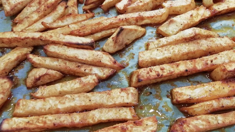 6. Hranolky pečieme pri teplote 190 oC 30 minút dozlata.