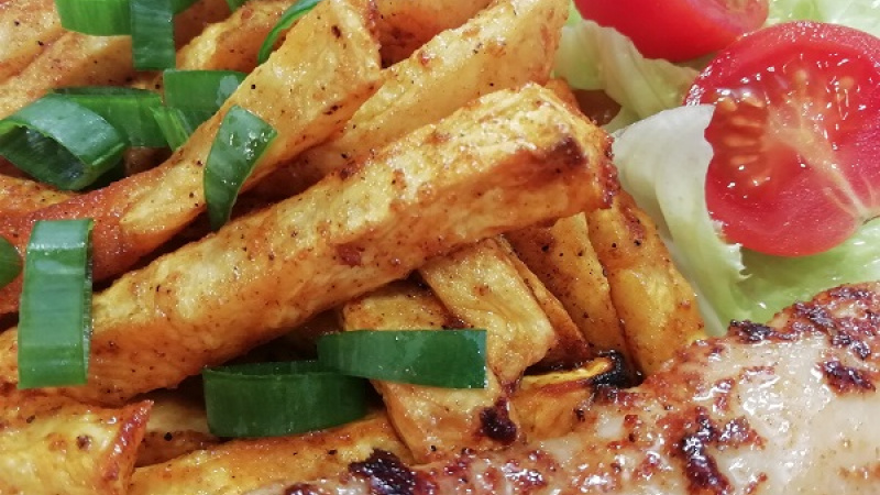 Tip Dobrej kuchyne: Ešte chutnejšie zelerové hranolky? Pred pečením ich posypte nastrúhaným parmezánom alebo iným obľúbeným tvrdým syrom. Mňam. Dokonalá pochúťka.
Dobrú chuť želáme.