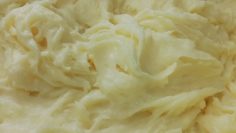 Tip Dobrej kuchyne: Ak chceme zemiakovú kašu ešte krémovejšiu, pridáme ďalšie maslo. Chceme zemiakovú kašu redšiu? Doplníme ešte mlieko. Maslo musí byť vždy roztopené a mlieko horúce, inak by sa kaša ochladila a stuhla. 
Dobrú zemiakovú chuť.