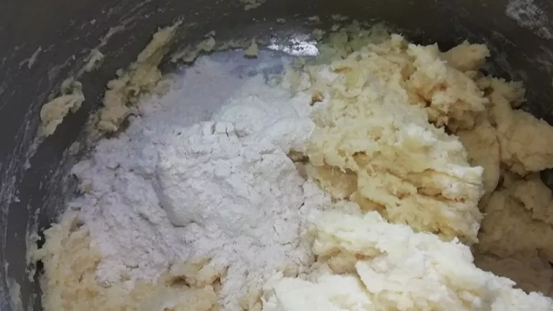1. Najprv uvaríme zemiaky v šupke. Trvá to približne 20 minút. Potom ich necháme dobre vychladnúť. Tak ich ošúpeme, nastrúhame najemno alebo roztlačíme, pomelieme. Ďalej pridáme hladkú múku a štipku soli.