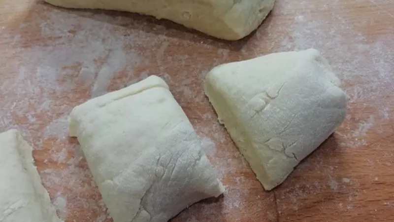 3. Zemiakové cesto by malo byť vláčne, nie príliš tuhé. Inak by boli zemiakové lokše suché a tvrdšie. Z cesta si urobíme dlhší valec (ako knedlík), ktorý si krájame na hrubšie kolieska. Nakrájame cca 15 rovnakých častí.