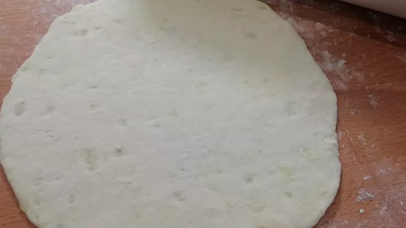 4. Každé koliesko si vyvaľkáme natenko, približne 2-3 mm. Pomáhame si múkou, aby sa nám lokše pri vaľkaní nelepili na dosku. Veľkosť lokší záleží od veľkosti panvice. Pečenie tradičných domácich lokší ide veľmi rýchlo.