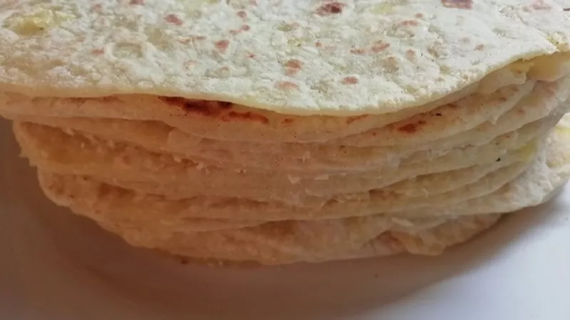 6. Upečené zemiakové  lokše ukladáme postupne na seba. Lokše potierame opraženým maslom alebo kačacou či husacou masťou, ak ich pripravujeme na slano. Ak by sme ich nechali neomastené, lokše budú suchšie.