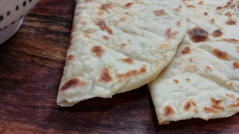 7. Domáce zemiakové lokše sú tradičné na slano s pečeným husacím či kačacím mäsom, so smaženou červenou, hlávkovou, ale aj kvasenou kapustou. Na sladko omastené maslom, plnené makovou, slivkovou náplňou.