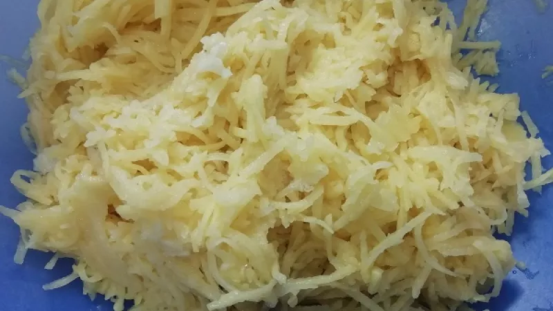 1. Zemiaky ošúpeme, umyjeme a nastrúhame na malé rezančeky.
