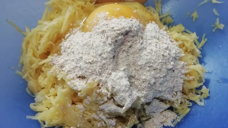 2. K nastrúhaným zemiakom pridáme vajcia a múku podľa obľuby. 