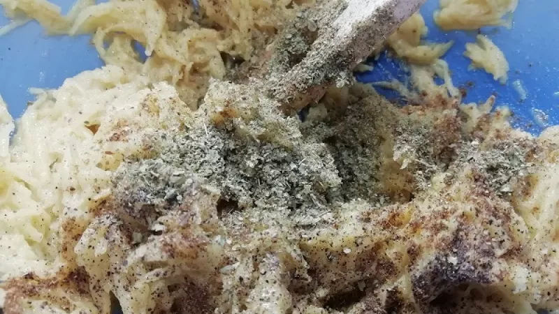3. Pridáme aj roztlačený cesnak, korenie podľa chuti, premiešame.