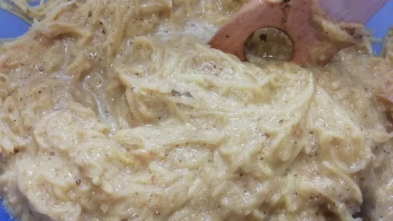 4. Malo by nám vzniknúť vláčne cesto, ak nie, pridáme ešte múku.