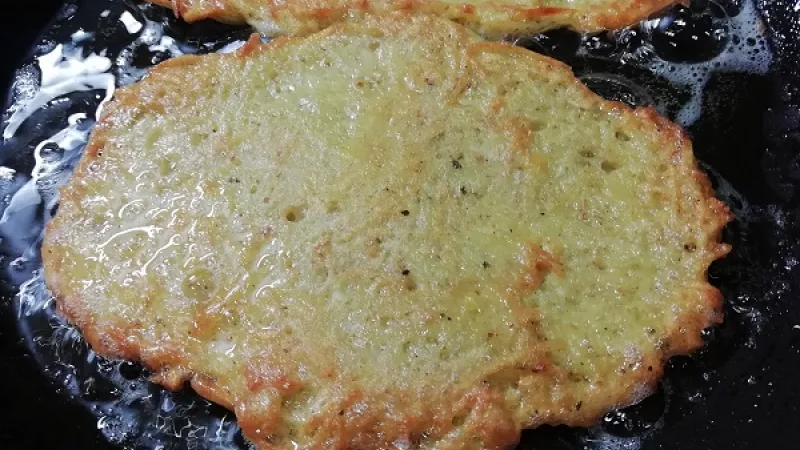 7. Placky môžeme zvoliť okrúhle na celú panvicu alebo polovičné.