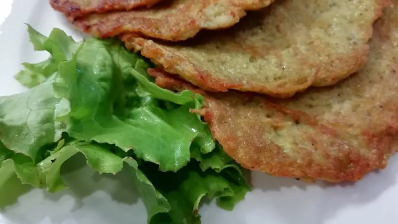 Tip Dobrej kuchyne: Do cesta na zemiakové placky môžete pridať aj nakrájanú chudú šunku alebo párky. Budú chutiť taktiež úžasne, potešia aj chlapov.
Dobrú tradičnú chuť.