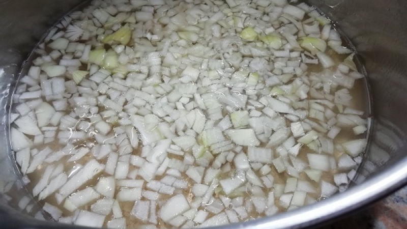 2. Vodu na miernom stupni povaríme spolu s octom, bobkovým listom, celým čiernym korením, novým korením, rascou, soľou a cukrom 15 minút. Cibuľu očistíme a nakrájame nadrobno.