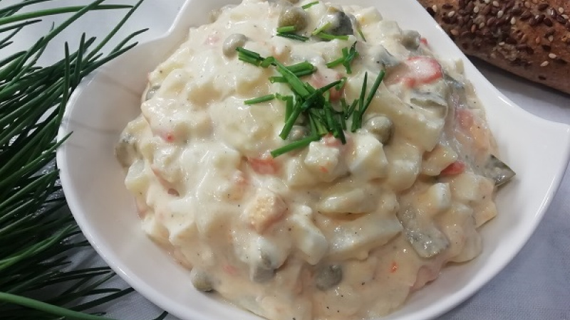Klasický zemiakový šalát majonézový, tradičný recept. 