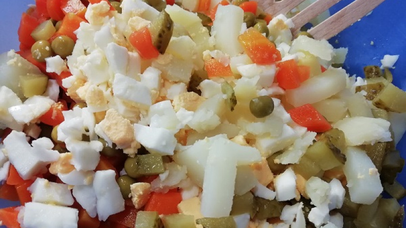 3. Zemiaky a vajcia pretlačíme cez okrúhle sitko alebo nakrájame. Kyslé uhorky krájame na malé kocky. Cibuľu nakrájame nadrobno. Keď ju pokvapkáme citrónovou šťavou alebo 5 minút obvaríme, bude ľahšie stráviteľná.