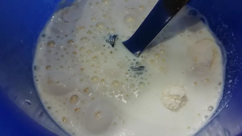 3. Zemiaky varíme do mäkka. K smotane s mliekom pridáme lyžicu múky a dôkladne rozmiešame.