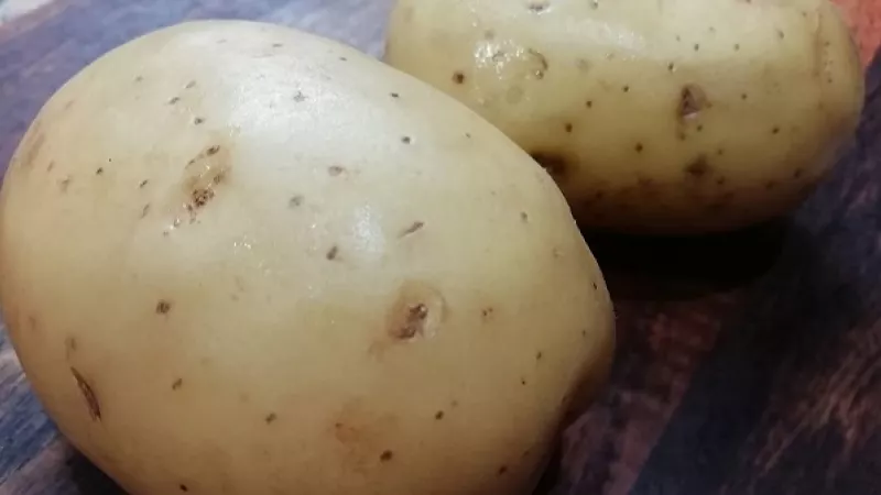 1. Zemiaky očistíme, umyjeme, osušíme. Na prípravu pečených zemiakov je vhodné zvoliť mastnejší druh zemiakov.