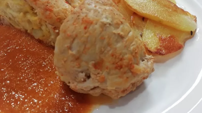 5. Zemiaky dochutíme rascou a soľou. Upečené zemiaky dáme na papierový obrúsok, zbavíme ich prebytočného tuku.